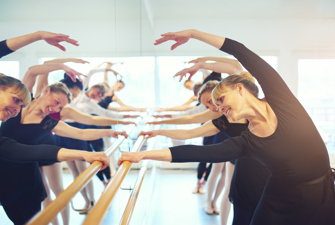 Kvinder danser ballet