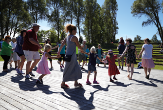 Børn og voksne danser_Halsnæs Kommune