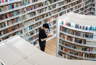 Mand på bibliotek