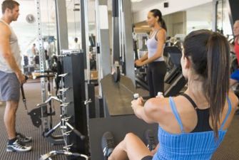 Folk træner i fitnesscenter.