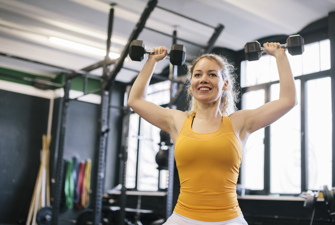 Kvinde i fitnesscenter