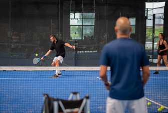 Padelspiller med træner