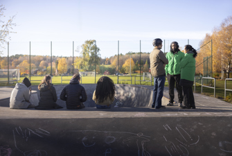 Unge, der kigger ind på en fodboldbane