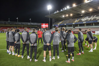Herrelandsholdet med reklame på ryggen