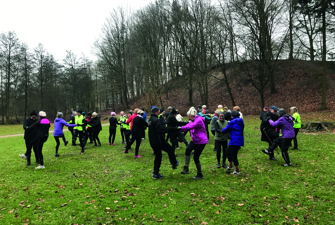 Ældre motionister ude på en græsplæne