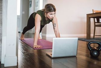 Kvinder laver hjemmetræning