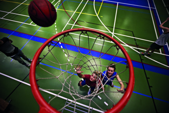 Piger spiller basketball_Klaus Sletting Jensen