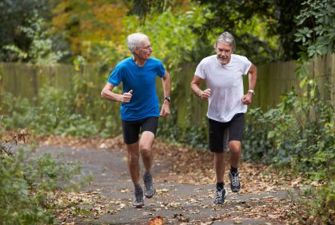 Mænd løber i skoven