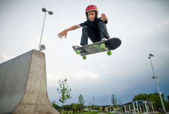 Dreng på skateboard hænger i luften