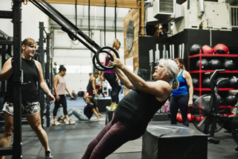 Kvinde dyrker fitness