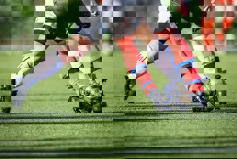 Personer spiller fodbold.