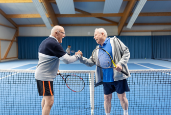Mænd spiller tennis