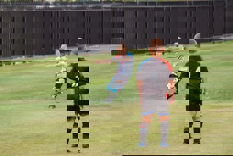 Drenge spiller fodbold.