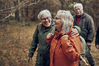 Gruppe går tur i skoven