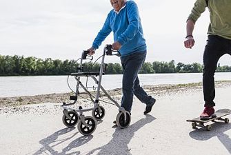 En skateboarder og en mand med rollator