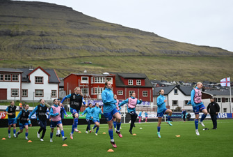 Færøske fodboldspillere varmer op