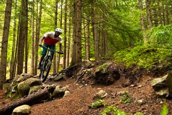 Mand på mountainbike.