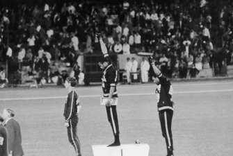 Tommie Smith og John Carlos knytter næven til OL i 1968.