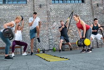 Folk dyrker crossfit udenfor. Foto: GettyImages