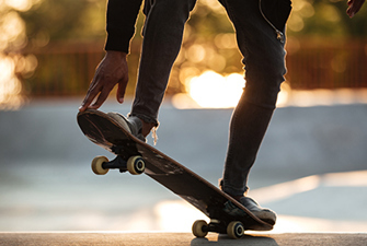 Mand på skateboard.