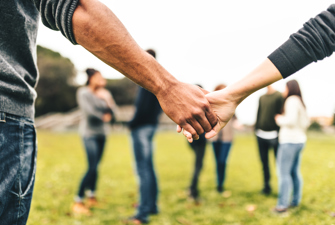 Folk holder i hånd. Foto: franckreporter