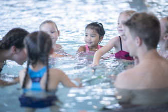 Børn i svømmehal