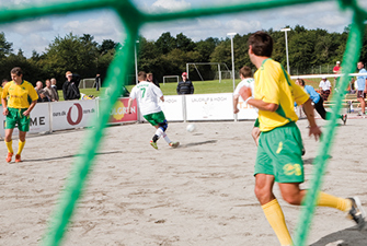 Socialt udsatte spiller fodbold