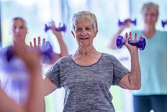 Kvinder løfter håndvægte