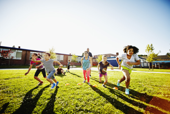 Børn dyrker motion. Foto: GettyImages/Thomas Barwick