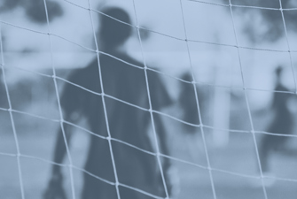 Målmand står i et fodboldmål.