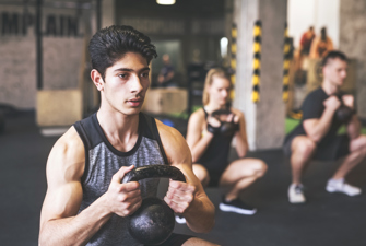 Dreng løfter kettlebell