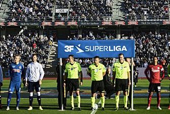 Før startfløjtet i en kamp mellem AGF og FCK på Ceres Arena