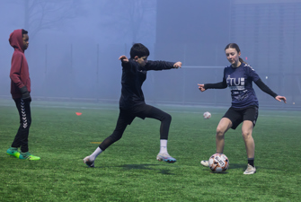 Børn spiller fodbold