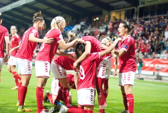 Kvindefodboldlandsholdet jubler efter en scoring.
