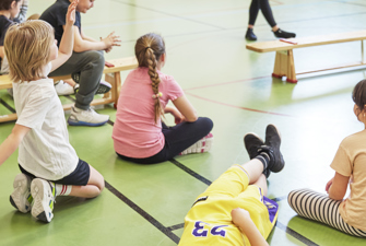 Børn og idrætslærer