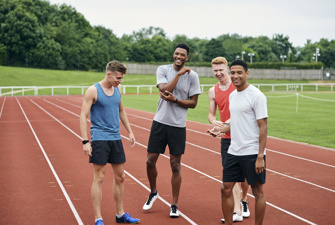 Drenge på atletikstadion