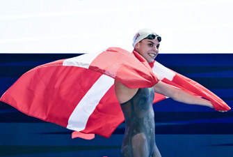 Svømmer svøbt i det danske flag