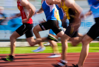 Atletikløbere på banen