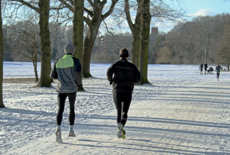 Ældre mænd løber på snebeklædt sti.