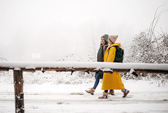 To kvinder går tur i sneen
