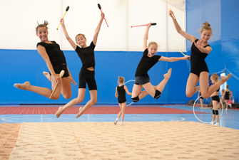 Piger laver gymnastikserie. Foto: Colourbox