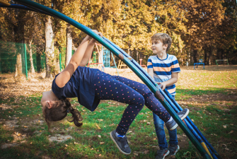 Børn laver gymnastik ude. Foto: GettyImages/Vera Kevresan