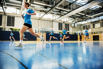 Piger i en sportshal