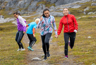 Grønlandske børn løber hånd i hånd