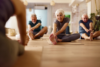 Ældre kvinde dyrker yoga