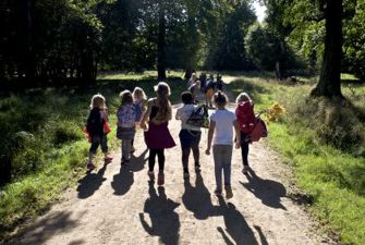 Skolebørn går udenfor.