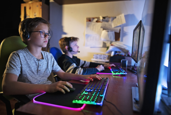 Drenge der spiller computer