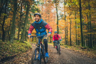 Mænd på mountainbikes i en skov