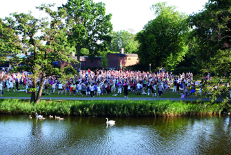 Børn og voksne danser ved en sø. Foto Gentofte Kommune