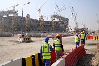 Qatar-arbejdere foran stadion